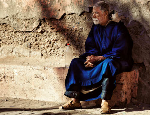 Proverbi sulla saggezza: “Vede più un vecchio seduto che un giovane in piedi” (Congo)