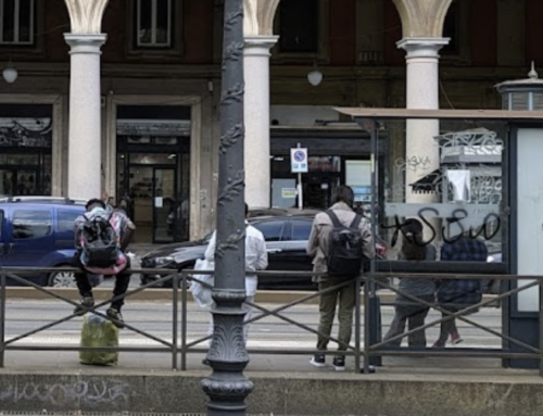 Immobili per muoversi. I momenti dell’attesa alle fermate degli autobus a Roma