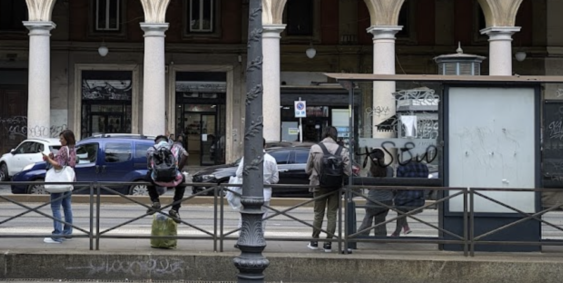alessandro bianco anthroday aspettare alla fermata del bus a roma